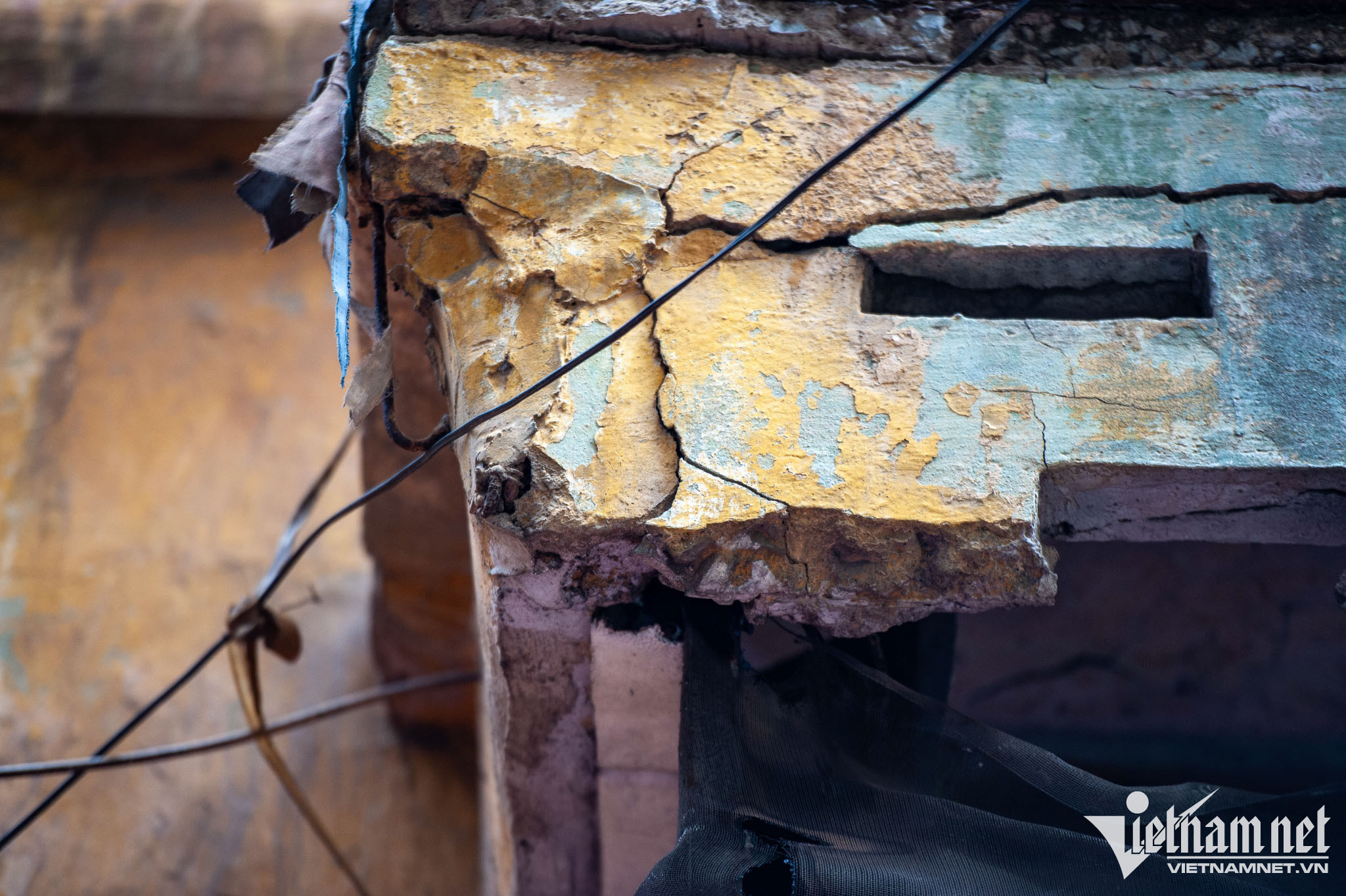 Những mảng tường nứt vỡ, lộ rõ sắt thép bị bong tróc, có thể rơi bất cứ lúc nào, tiềm ẩn nguy cơ mất an toàn. 
