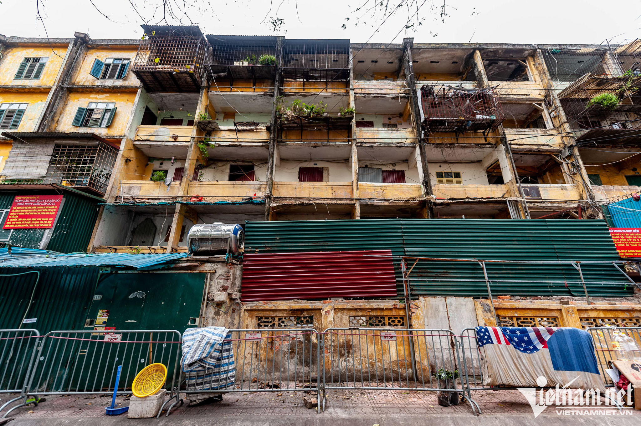 Tại khu tập thể Giảng Võ, đa số hộ dân ở đây đã di dời về nhà tạm cư bởi các dãy nhà tại đây đã xuống cấp trầm trọng. UBND phường Giảng Võ đã nghiêm cấm mọi hoạt động kinh doanh, cho thuê, cho mượn để ở hoặc sử dụng vào các mục đích khác tại đơn nguyên nhà C8.