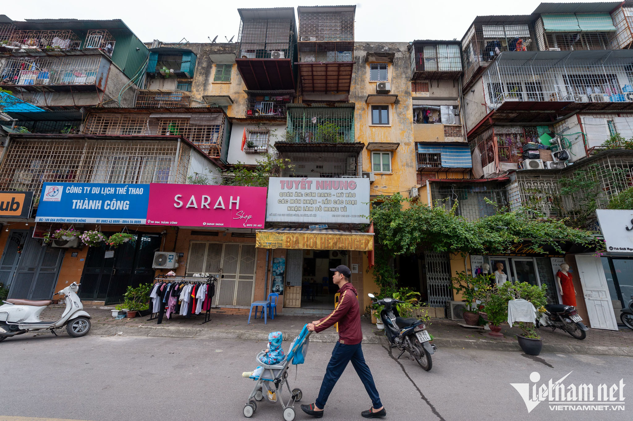 Nhà G6A khu tập thể Thành Công được đánh giá mức độ nguy hiểm cao nhất, có thể sập bất cứ lúc nào, phải phá dỡ để xây lại. Tuy nhiên, nhiều hộ dân vẫn bám trụ, chưa chuyển đến nơi ở mới. 