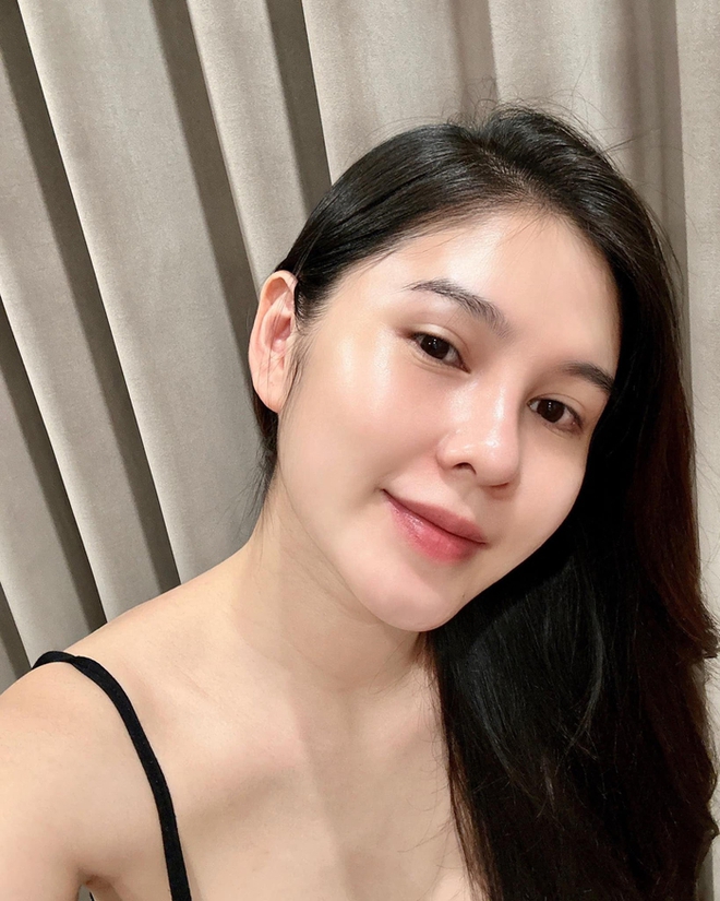 Không thua kém bạn thân của mình, MC Thu Hoài mới đây cũng đăng tải cận cảnh nhan sắc không son phấn. Sau 2 tháng sinh quý tử đầu lòng, Thu Hoài gây ấn tượng bởi vẻ ngoài tươi tắn. Kể từ khi mang bầu, người đẹp đã không gặp nhiều thay đổi về sắc vóc. Kết hợp với các biện pháp chăm sóc da thường xuyên, MC Thu Hoài được nhiều người 