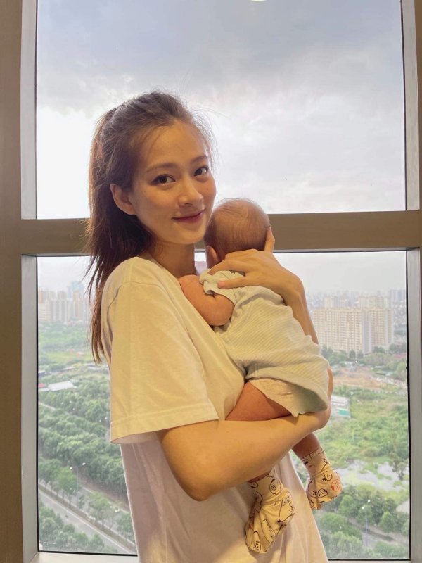 Thêm một nhan sắc xinh đẹp sau khi sinh con chính là hot girl Trương Hoàng Mai Anh - vợ ca sĩ JayKii. Trước đây, cô nàng được nhiều người mến mộ bởi gương mặt trẻ hơn tuổi. Cho đến khi lấy chồng, mang bầu và sinh con, Trương Hoàng Mai Anh vẫn giữ vững phong độ, sắc vóc không mấy thay đổi. Mặc dù cô nàng thừa nhận quá trình sinh em bé khiến da của cô trở nên nhạy cảm hơn trước, song, người đẹp vẫn được cộng đồng mạng ngưỡng mộ bởi mặt mộc ấn tượng.