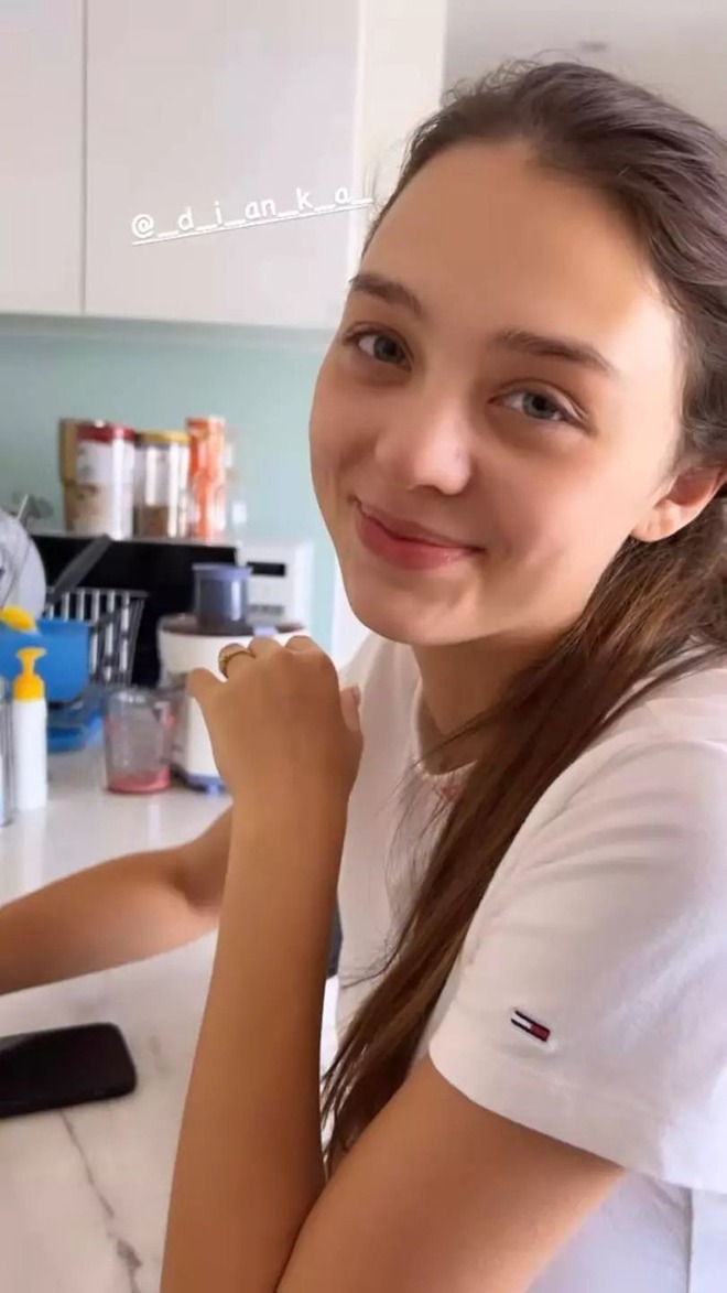 Bà xã thủ môn Bùi Tiến Dũng - Dianka cũng là một trong những người đẹp thường xuyên khoe khoảnh khắc tự nhiên trên trang cá nhân. Khác hẳn với những lúc ăn diện lộng lẫy khi ra đường, Dianka khi ở nhà chủ yếu để mặt mộc, trang phục giản dị. Chăm sóc quý tử đầu lòng, bà xã Bùi Tiến Dũng vẫn được khen vì nhan sắc không mấy thay đổi. Thậm chí, cô nàng khi để mặt mộc còn được khen ngày càng thăng hạng, mặn mà và cuốn hút hơn trước.