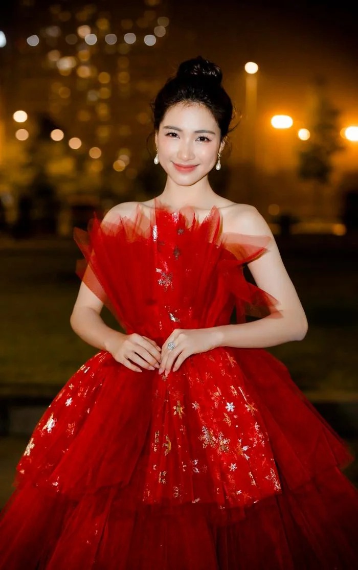 Hòa Minzy sở hữu nét đẹp trong veo khiến ai cũng xuýt xoa.