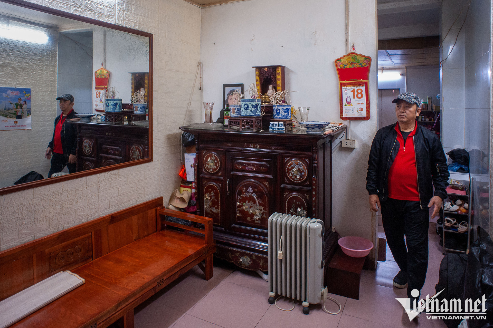 Ông Lê Hoàng Trung cho biết, căn hộ của gia đình ông rộng 33m2, đã phải cơi nới thêm hơn 30m2 nữa mới đủ diện tích sinh hoạt cho 7 người. 