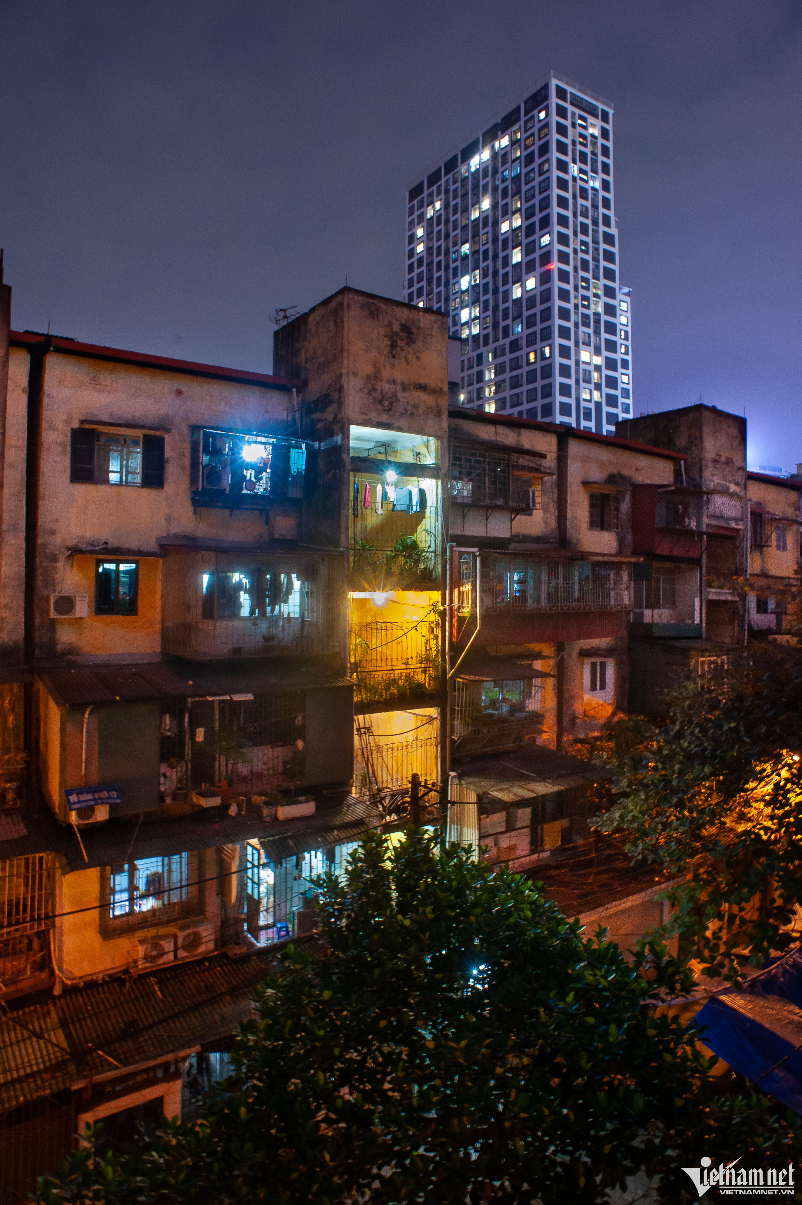 Đa số căn hộ tại đơn nguyên 2, tập thể Bộ Tư Pháp vẫn sáng đèn về đêm.