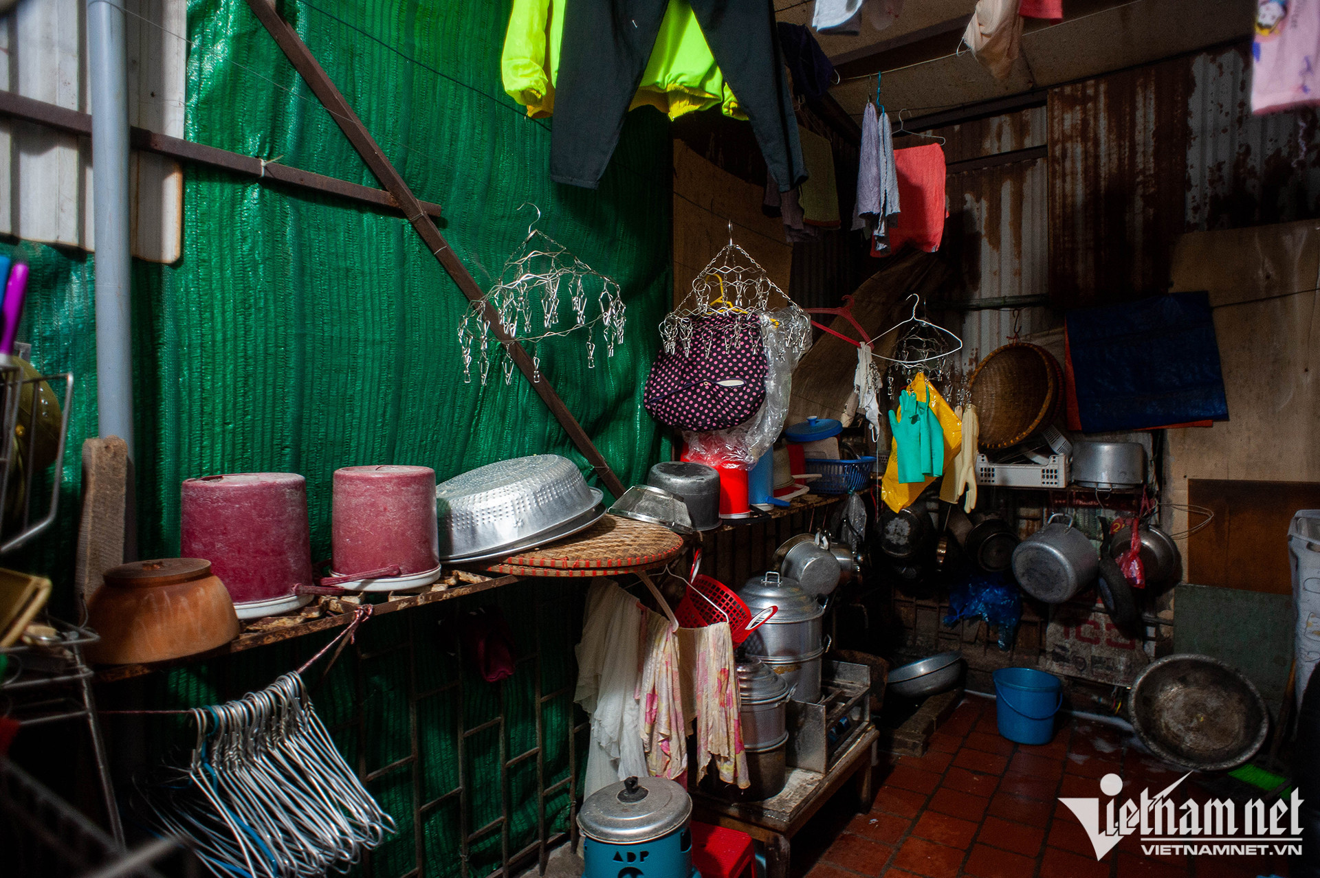 Mặc dù đã thực hiện cải tạo và cơi nới căn hộ từ lâu nhưng vì gia đình đông người, cuộc sống sinh hoạt của nhà ông Trung vẫn rất bí bách.