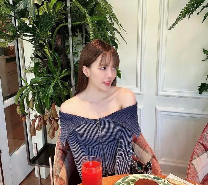 Thiều Bảo Trâm khéo léo khoe vai trần, ngày càng nhuận sắc sau chia tay.