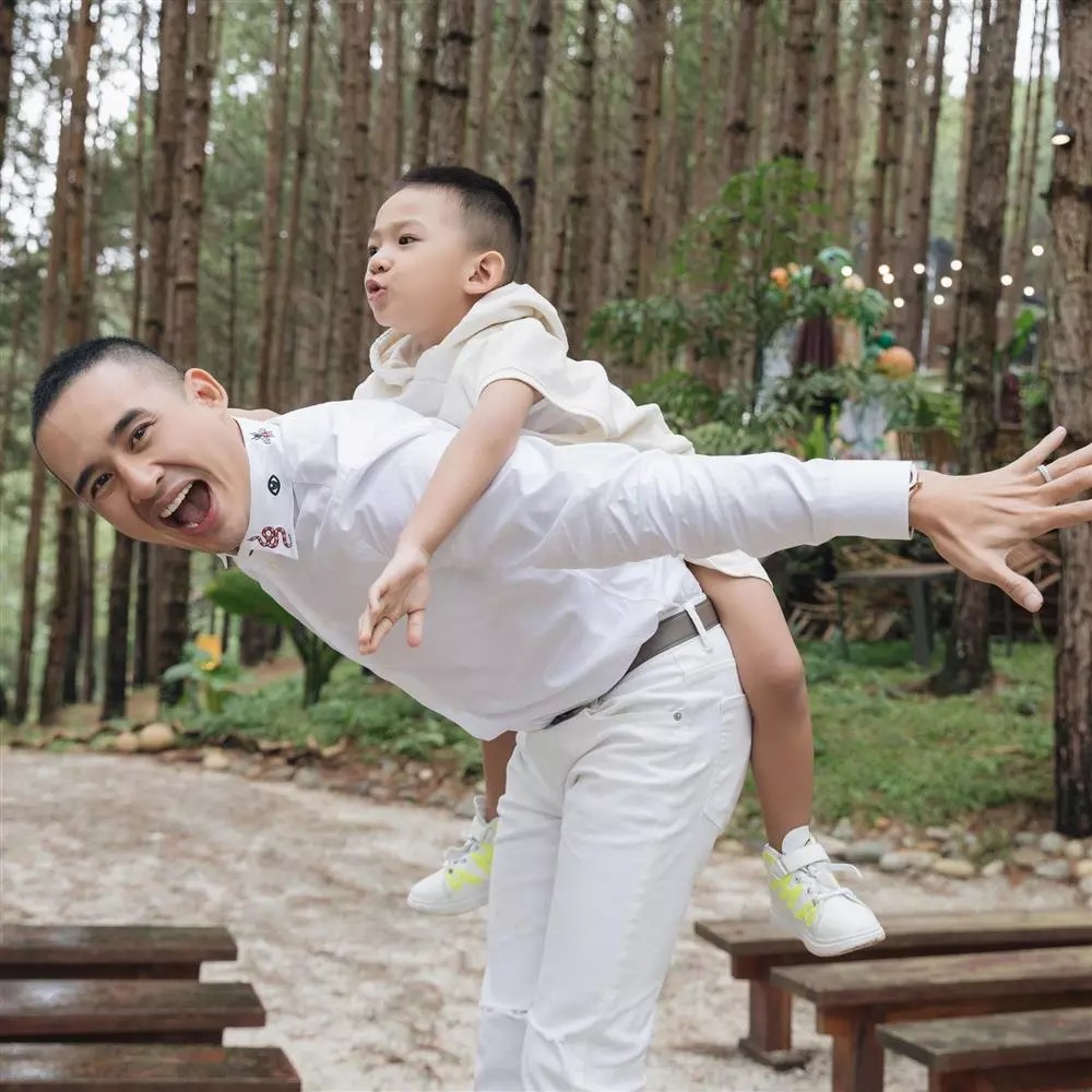 Vợ chồng Thúy Diễm có cuộc sống hạnh phúc bên con trai đầu lòng.