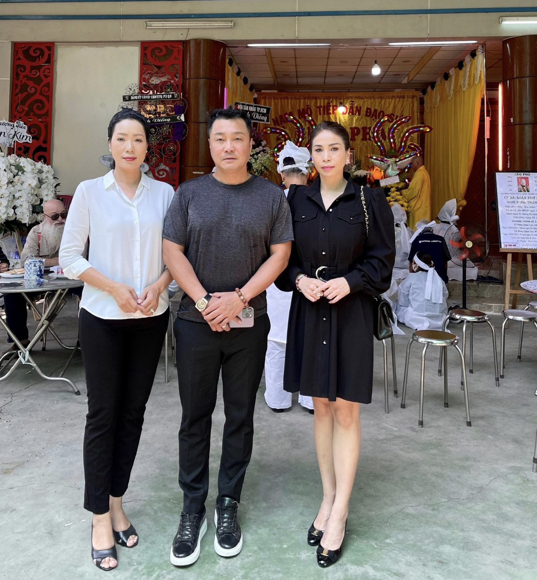 Anh em Lý Hùng và Lý Hương chụp ảnh cùng NSƯT Trịnh Kim Chi.