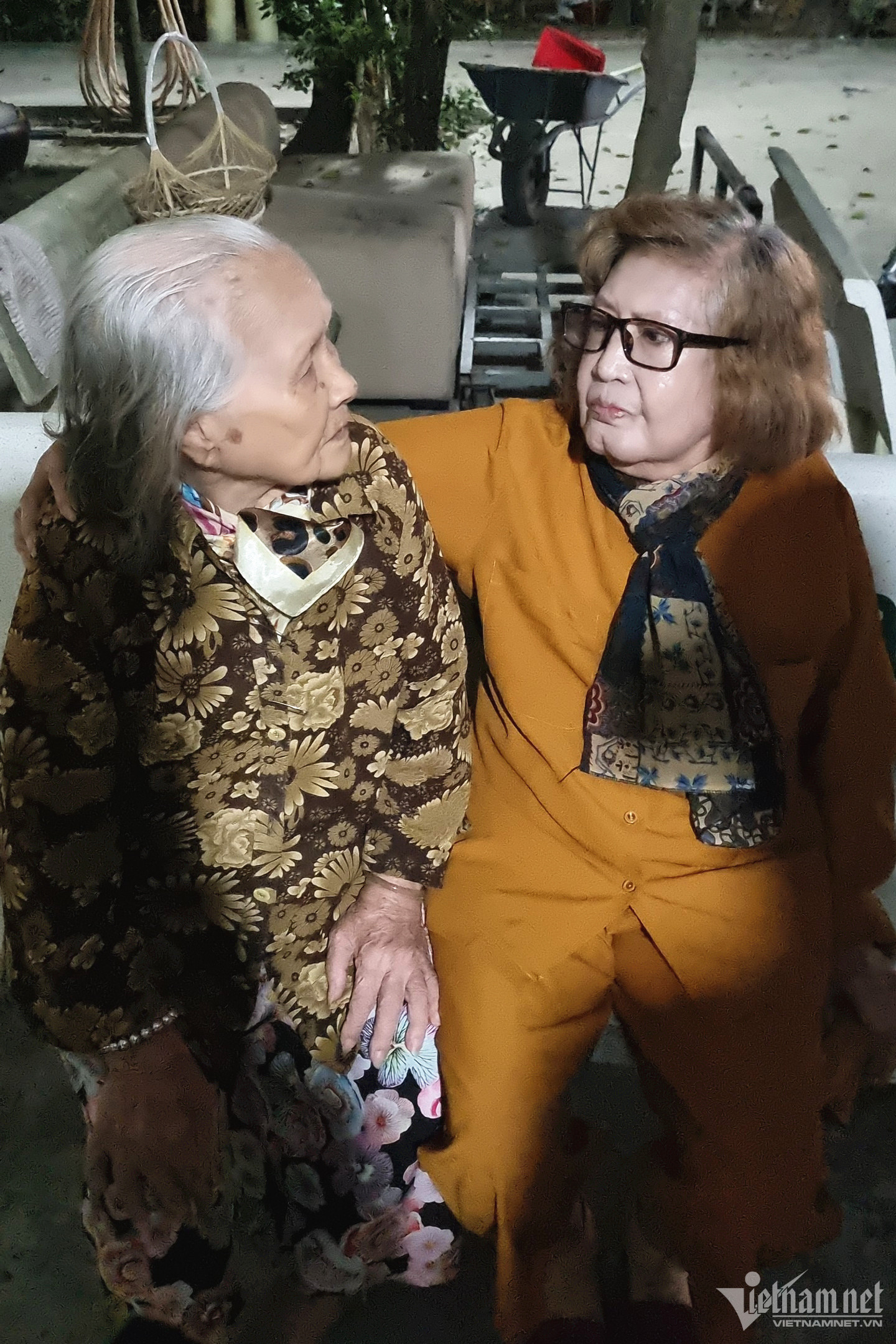 Diệu Hiền ôm lấy Ngọc Đáng - nghệ sĩ lớn tuổi nhất Khu dưỡng lão.