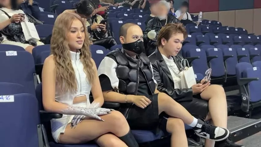 Điểm nhấn mà cô chọn là đôi bàn tay được phun sơn bạc, đính đá và đeo móng nhọn vô cùng lạ mắt.