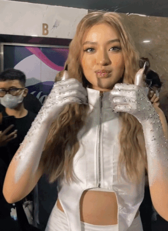 Suốt cả sự kiện, Trần Thanh Tâm chỉ ra dấu và không mở miệng nói bất cứ một câu nào với diện mạo có phần kỳ quặc này.