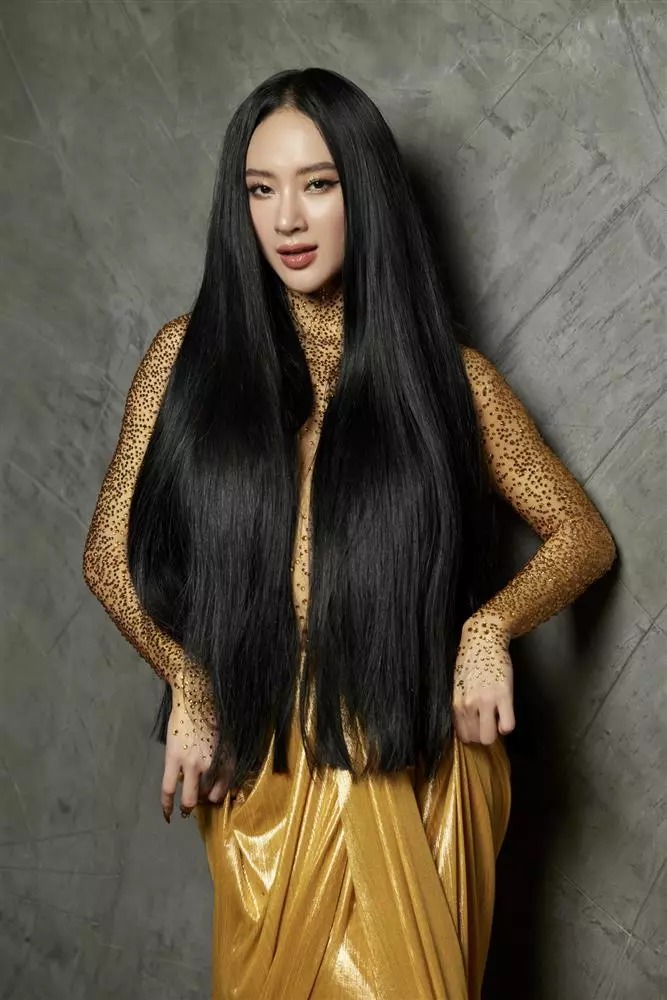 Cách đây vài ngày, Angela Phương Trinh vừa gây xôn xao khi bán nude, thân trên không trang phục, chỉ đính đá lấp lánh, kết hợp chân váy màu vàng đồng, dài quét đất. Ngoài mái tóc đen dài, thả suôn để che chắn vòng một thì việc phun sơn màu vàng lên da cũng tạo cảm giác như cô nàng mặc một lớp áo voan xuyên thấu vậy.