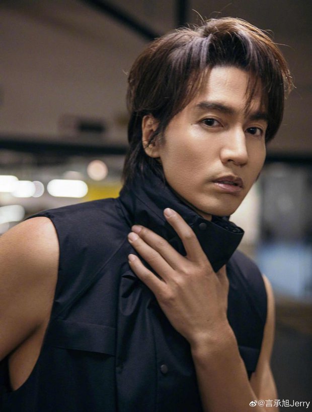 Từng đường nét trên gương mặt thủ lĩnh F4 cũng hoàn hảo đến khó tin, từ đôi mắt sâu, chiếc mũi cao thẳng cho đến xương hàm quyến rũ. Tuy vậy, làn da có dấu vết thời gian đã vô tình khiến nam diễn viên bớt lung linh hơn trong ảnh zoom cận mặt