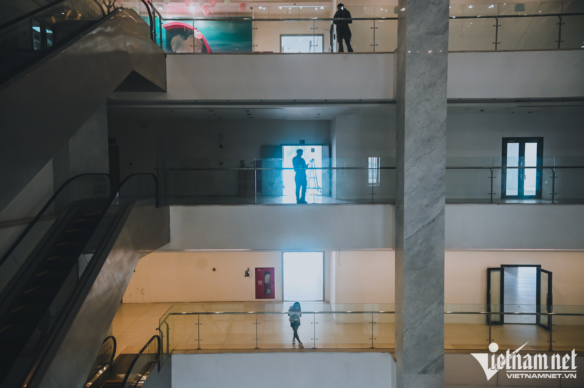 Hàng loạt nhãn hiệu nổi tiếng trả lại mặt bằng, sau đó bị xuống cấp, lâu ngày không có người thuê.