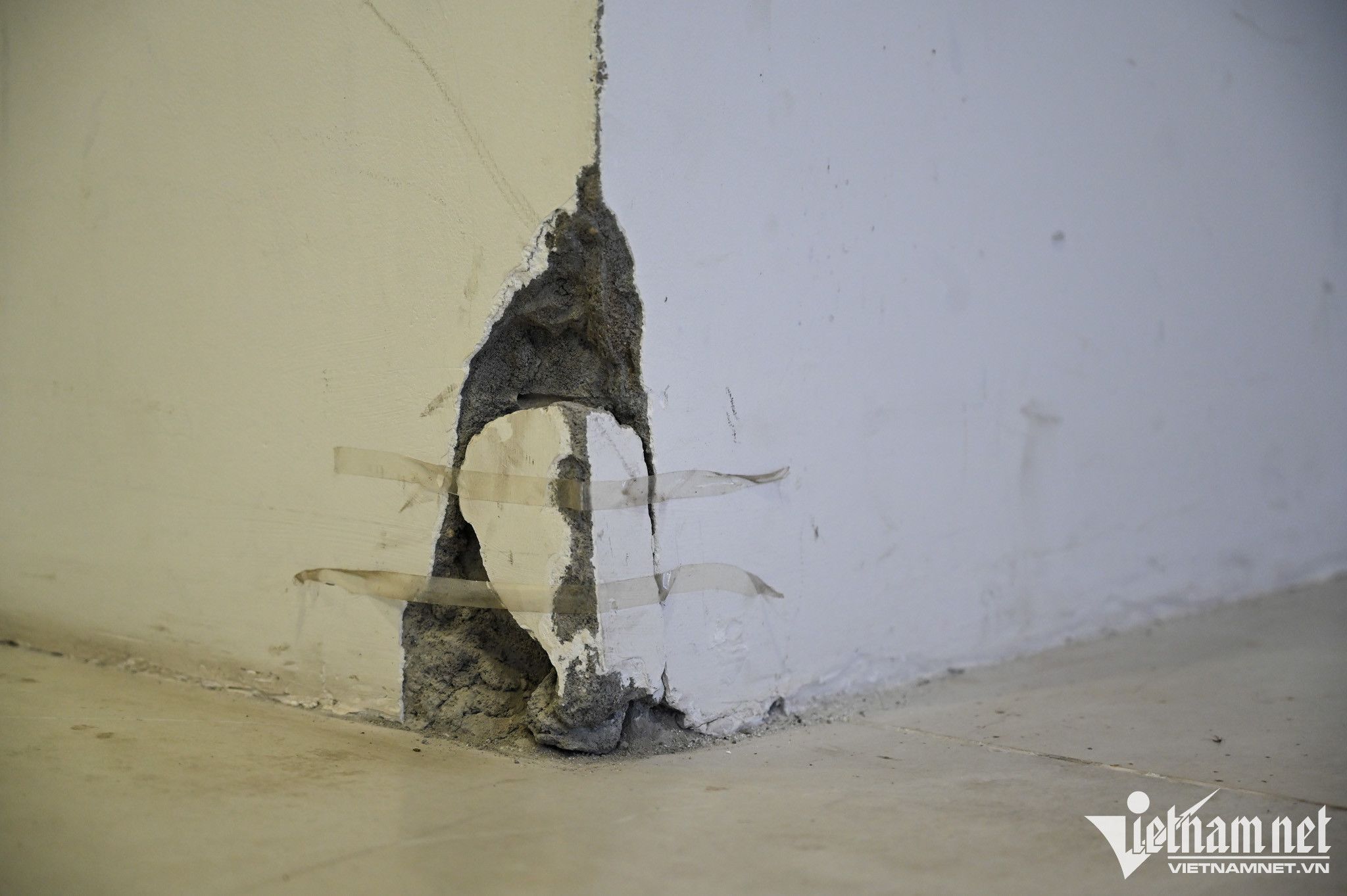 Trần nhà hở toang cùng những góc tường bị vỡ lở là điều dễ nhận thấy ở TTTM này.