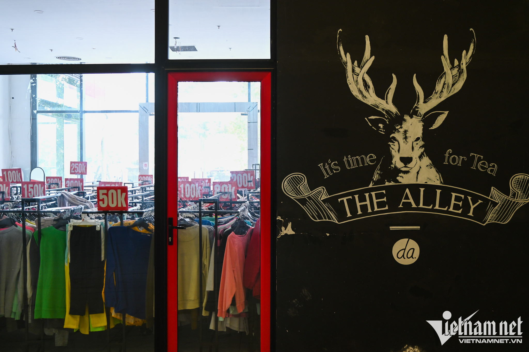 Dù nằm ngay ở vị trí đắc địa (ngã tư Lê Trọng Tấn), các hoạt động kinh doanh tại TTTM này vẫn không hiệu quả. Mặt tiền tầng 1 từng là quán trà sữa, nay tiểu thương bày chật quần áo thanh lý nhưng không có khách.