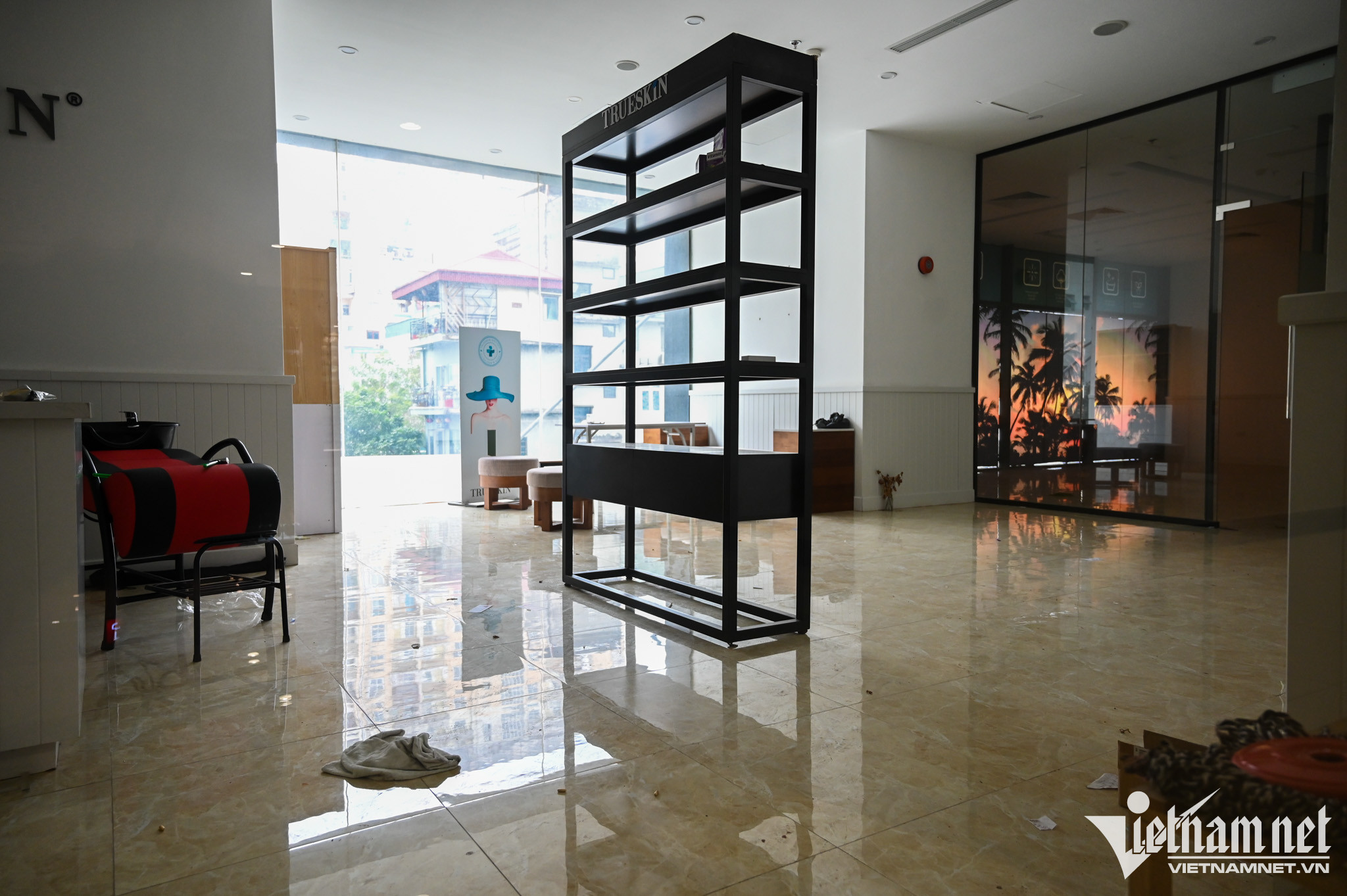 Nhiều gian hàng vẫn còn nguyên hàng hoá, kệ tủ… cửa khoá then cài trong giờ hành chính.