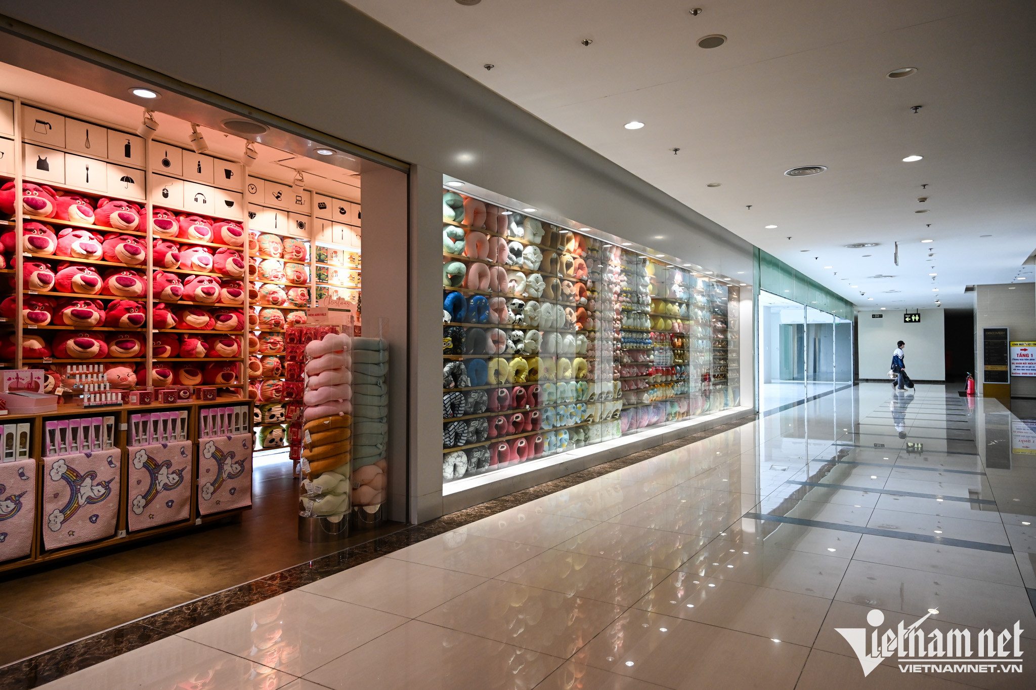 Tại tầng 2 chỉ còn 2 gian hàng kinh doanh thời trang nam, phụ kiện nhưng rất vắng khách vào xem. 