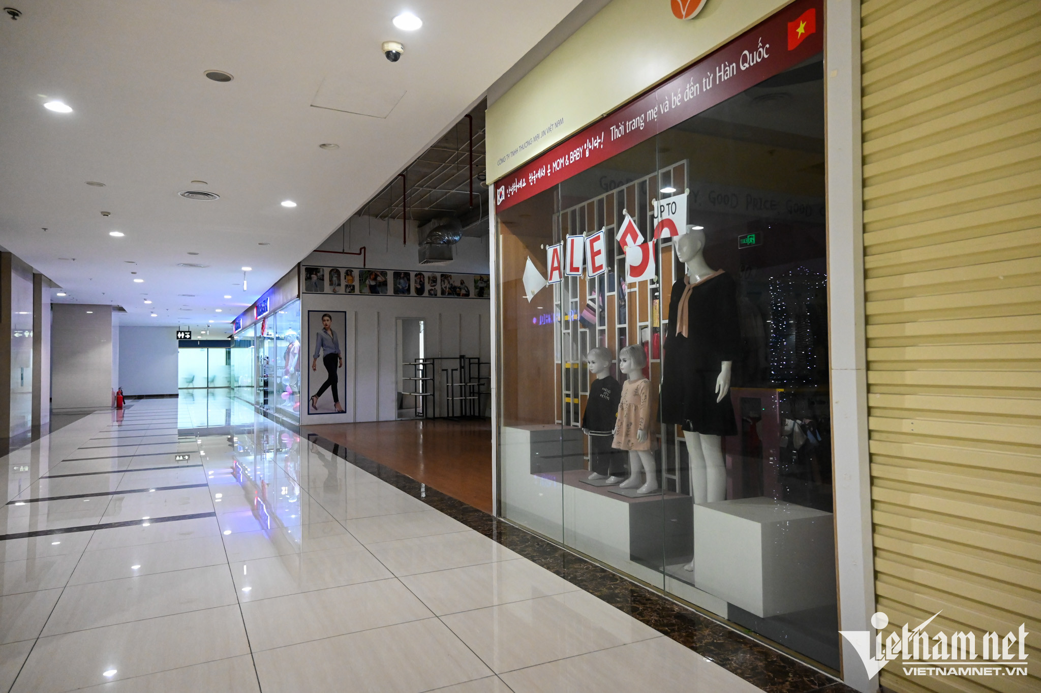 TTTM nằm ngay mặt đường Cầu Giấy có 8 tầng với các khu thời trang, nội thất, ẩm thực, vui chơi giải trí… riêng biệt. Tuy nhiên, lúc này nhiều gian hàng bị bỏ trống, bên trong khá ngổn ngang.