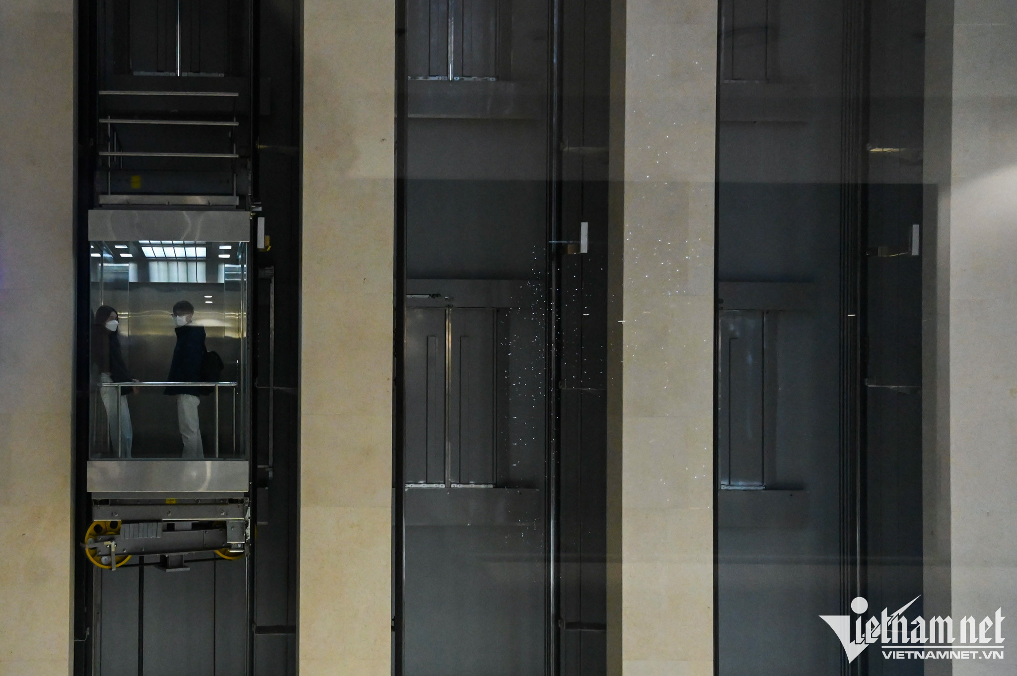 Thang máy tại các tầng 4, 5, 6 cũng không hoạt động. 