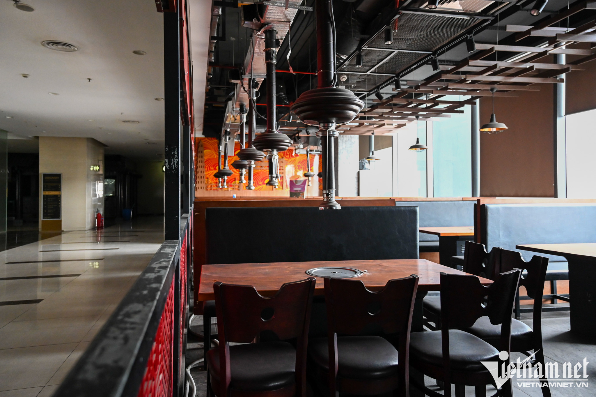 Tầng 5 của tòa nhà từng được phủ kín bởi các thương hiệu ăn uống, nhà hàng cao cấp thu hút giới trẻ cũng như các gia đình đến thưởng thức ẩm thực, nay không còn bất kỳ gian bếp nào hoạt động.