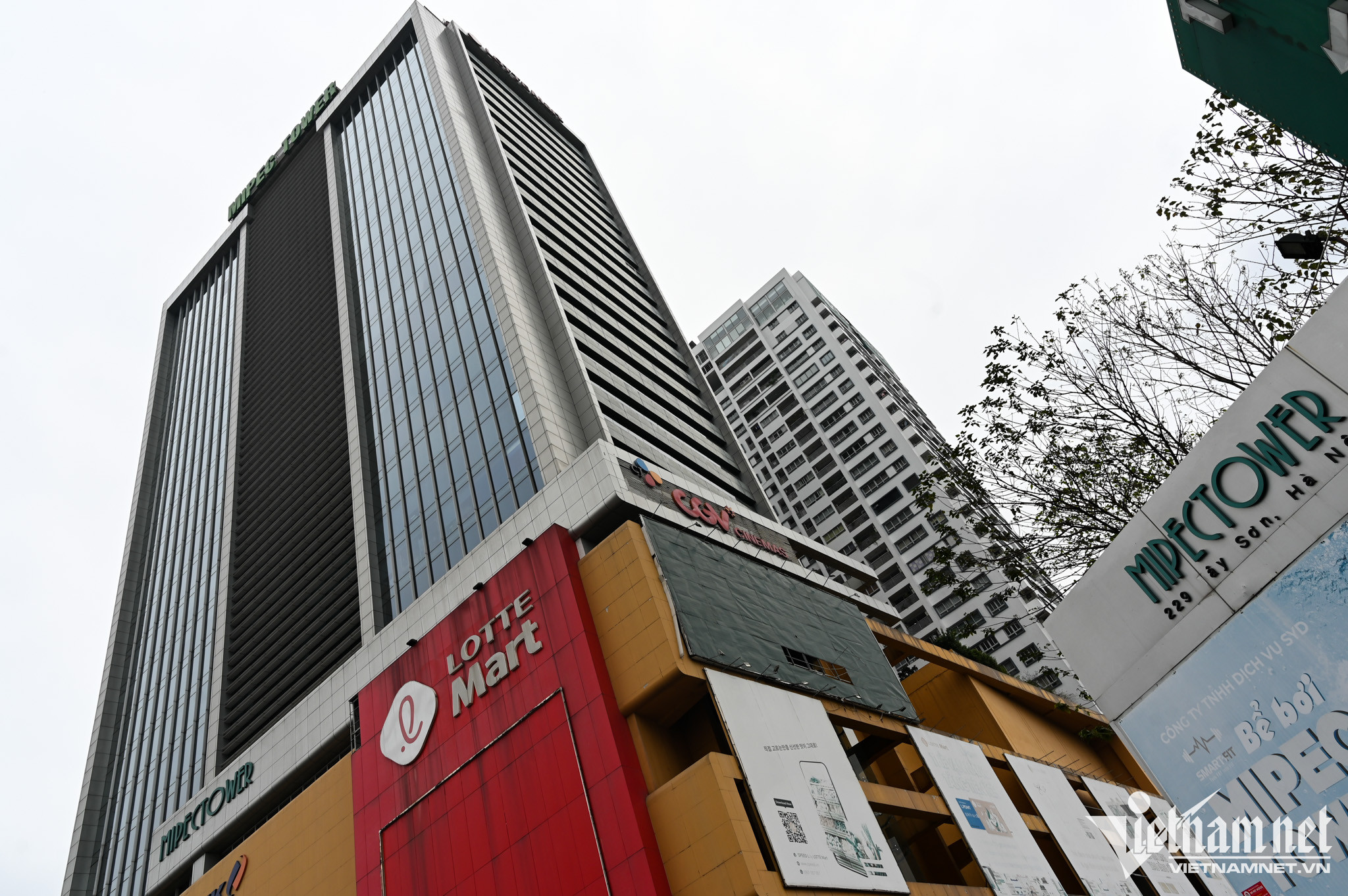 Bên trong tháp Mipec Tower (quận Đống Đa) có mặt tiền hướng ra phía đường Tây Sơn - trục đường chính nối khu vực Hà Đông và trung tâm thành phố. Tổ hợp này có tổng diện tích 29.000m2 bao gồm một tòa tháp văn phòng 25 tầng, hai tòa tháp căn hộ cao cấp 27 tầng được kết nối bởi khối đế 5 tầng là khu mua sắm thương mại tiện ích; hai tầng hầm với diện tích 20.000m2 có thể chứa được 600 ô tô và hàng nghìn xe máy. Hiện nơi đây chỉ còn duy nhất rạp chiếu phim CGV hoạt động. 