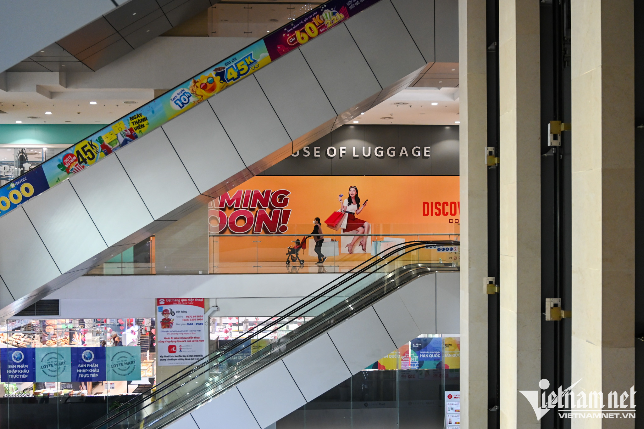 Trung tâm thương mại (TTTM) Discovery Complex (quận Cầu Giấy) từng là điểm đến hấp dẫn, náo nhiệt nhưng hiện luôn trong cảnh hoang vắng, nhiều tầng lầu không còn dấu hiệu hoạt động kinh doanh.