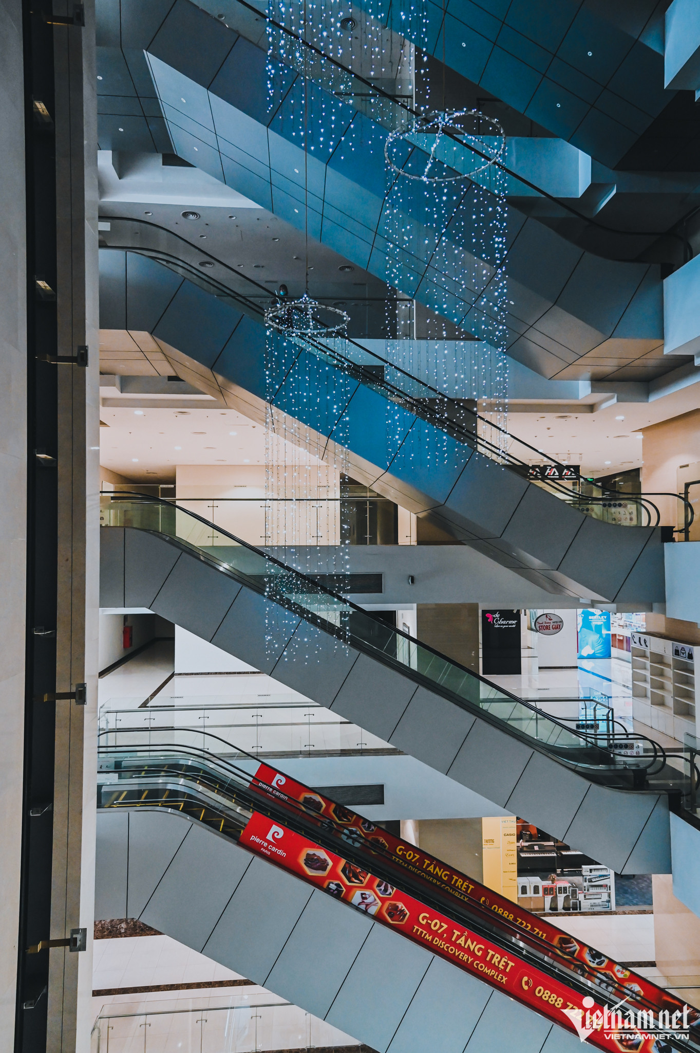 Riêng tầng 4, 5 và 6 dừng hoạt động hoàn toàn, thang cuốn nghỉ vận hành, các dãy hành lang tối thui, không có người qua lại.