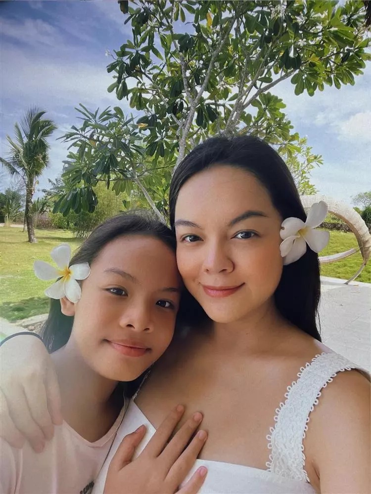 Tuệ Lâm bên mẹ và em gái Tuệ An.