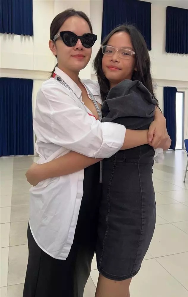 Phạm Quỳnh Anh đứng cạnh con gái, 