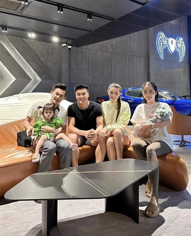 Đến showroom siêu xe của một người bạn thân, vợ chồng thủ môn CLB Công an Hà Nội xuề xòa hết mực với áo phông, quần đùi và dép lào.