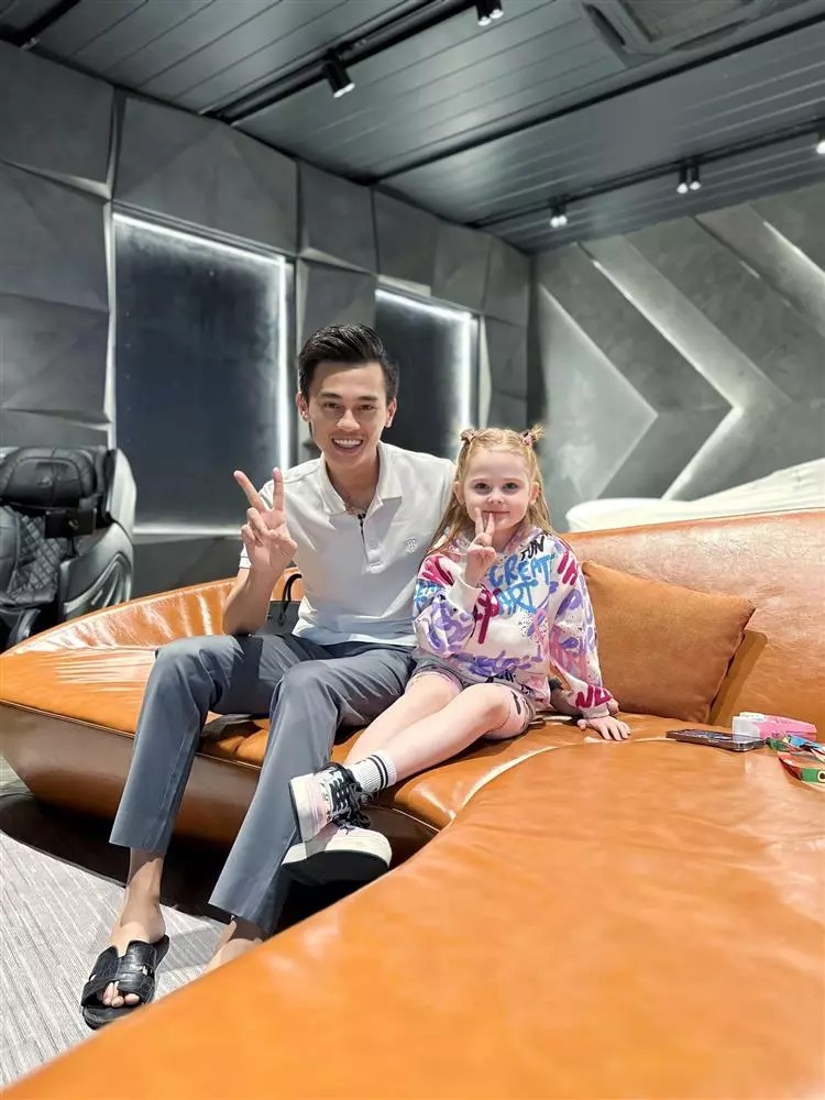 Mọi sự chú ý đổ dồn vào bé Milashka - em gái ruột của vợ Bùi Tiến Dũng vì diện mạo quá đáng yêu. Đi chơi cùng vợ chồng anh chị, cô bé gốc Ukraine lên đồ như fashionista nhí với hoodie họa tiết, quần legging và sneaker có hình Mickey màu hồng đồng điệu.