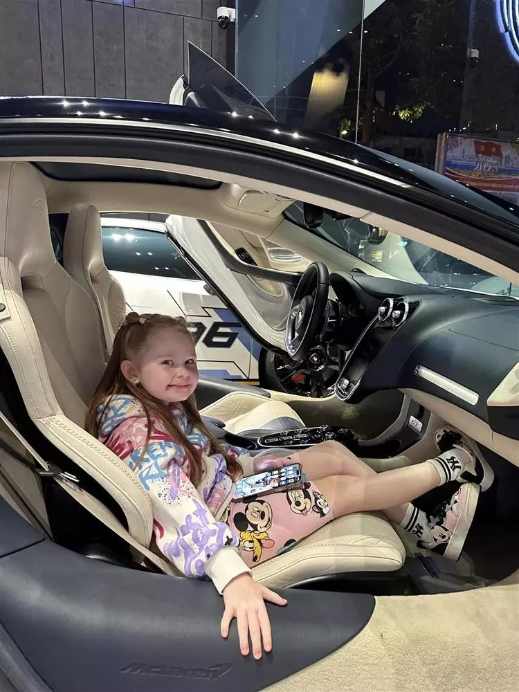 Khoảnh khắc thiên thần nhỏ thả dáng trong siêu xe McLaren khiến dân mạng dành lời khen không ngớt.