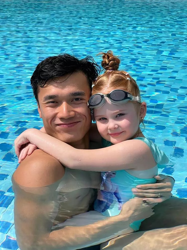 Dù thời gian tiếp xúc với Tiến Dũng chưa lâu, cô bé tỏ ra rất yêu quý và quấn quýt anh rể.