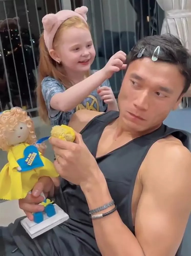 Bùi Tiến Dũng cũng rất cưng chiều và dành nhiều thời gian để chơi cùng em vợ.