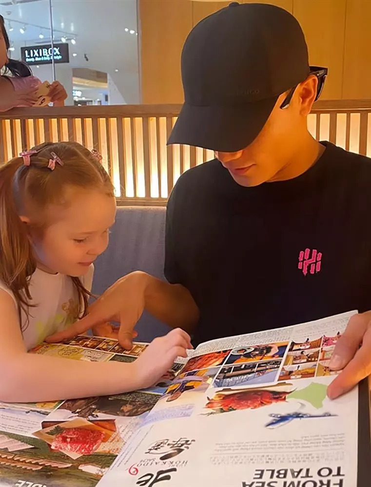 Cô nhóc 5 tuổi với làn da trắng hồng, tóc nâu, đôi mắt xanh và gương mặt bụ bẫm, dễ thương luôn chiếm spotlight mỗi khi chị gái người mẫu cập nhật hình ảnh lên mạng xã hội. 