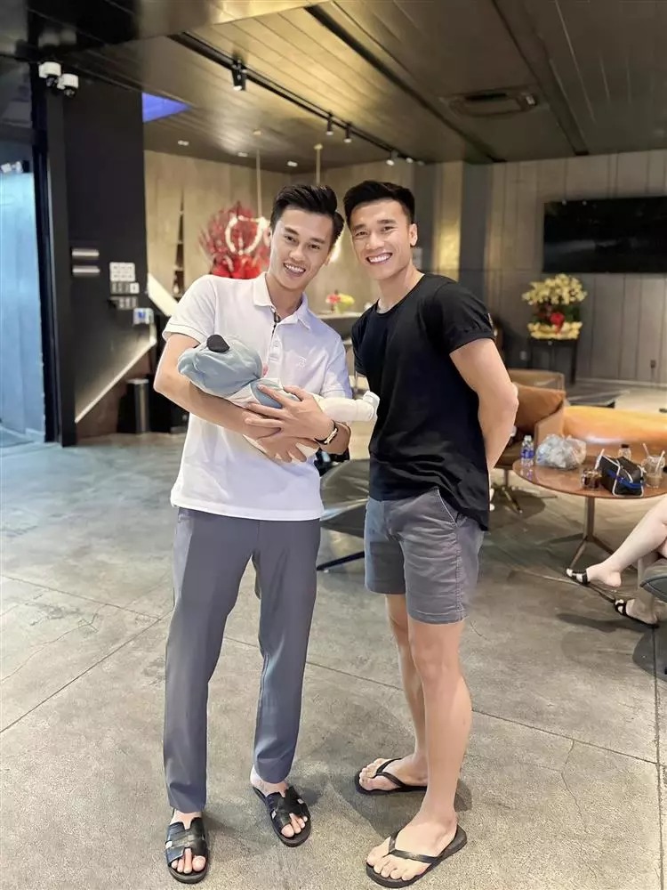 Nhân dịp V-League 2023 bước vào kỳ nghỉ dài 45 ngày để U20 Việt Nam tham gia vòng chung kết U20 châu Á, thủ môn Bùi Tiến Dũng về TP HCM bên vợ con và gặp gỡ bạn bè.
