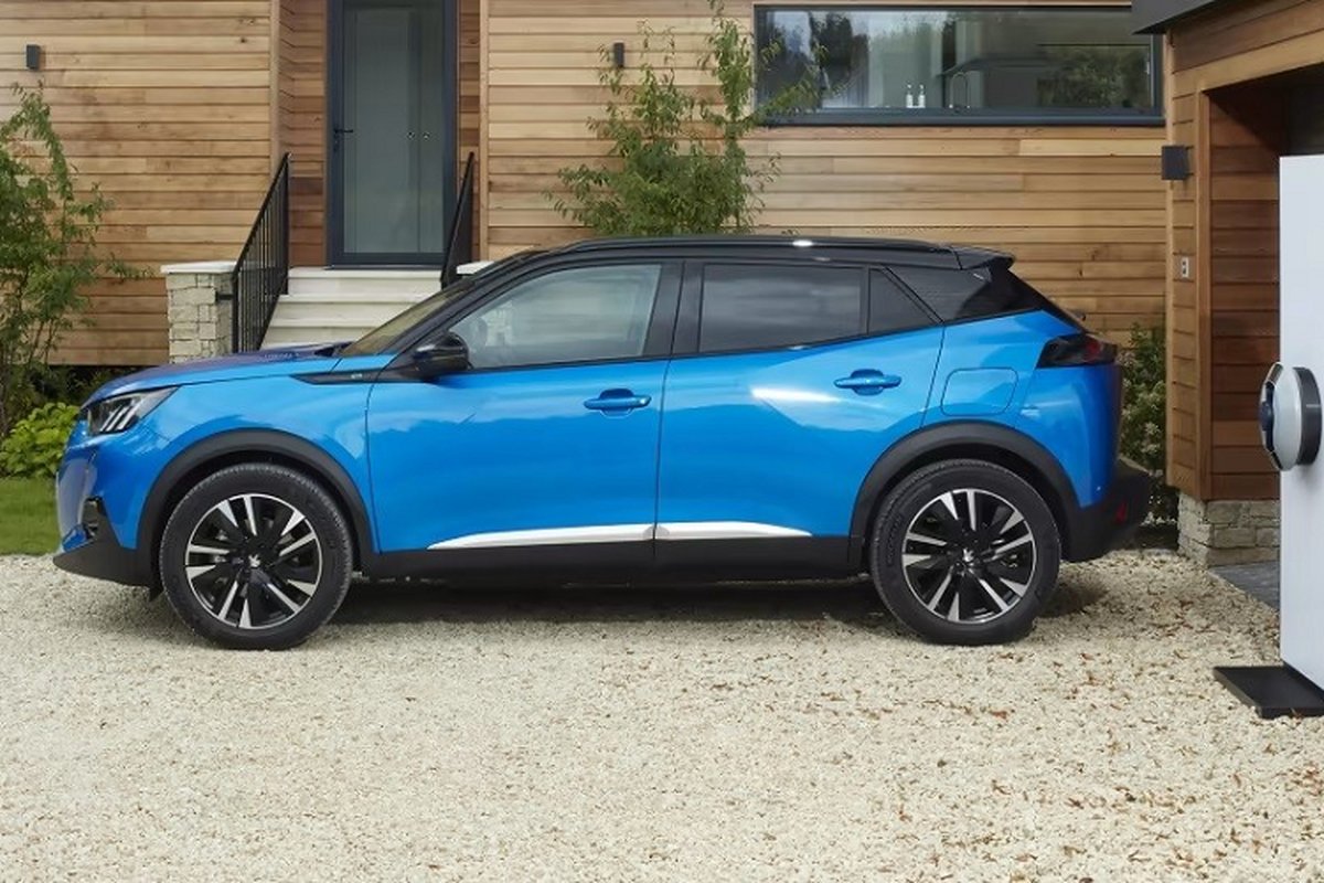 Đúng như tên gọi, e-2008 là phiên bản thuần điện của mẫu SUV hạng B Peugeot 2008. Đây sẽ là mẫu ô tô điện đầu tiên của Peugeot tại thị trường Thái Lan. Đồng thời, Peugeot e-2008 chạy điện sẽ là viên gạch đầu tiên trên con đường chuyển dịch sang thời đại ô tô điện của thương hiệu Peugeot ở thị trường Đông Nam Á này.