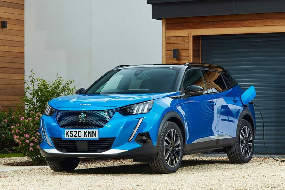 Được phát triển dựa trên cơ sở gầm bệ của 2008, Peugeot e-2008 2023 sở hữu chiều dài 4.300 mm, chiều rộng 1.770 mm, chiều cao 1.530 mm và chiều dài cơ sở 2.650 mm. So với Peugeot 2008 thông thường, xe thấp hơn 10 mm trong khi chiều dài cơ sở tăng 55 mm.