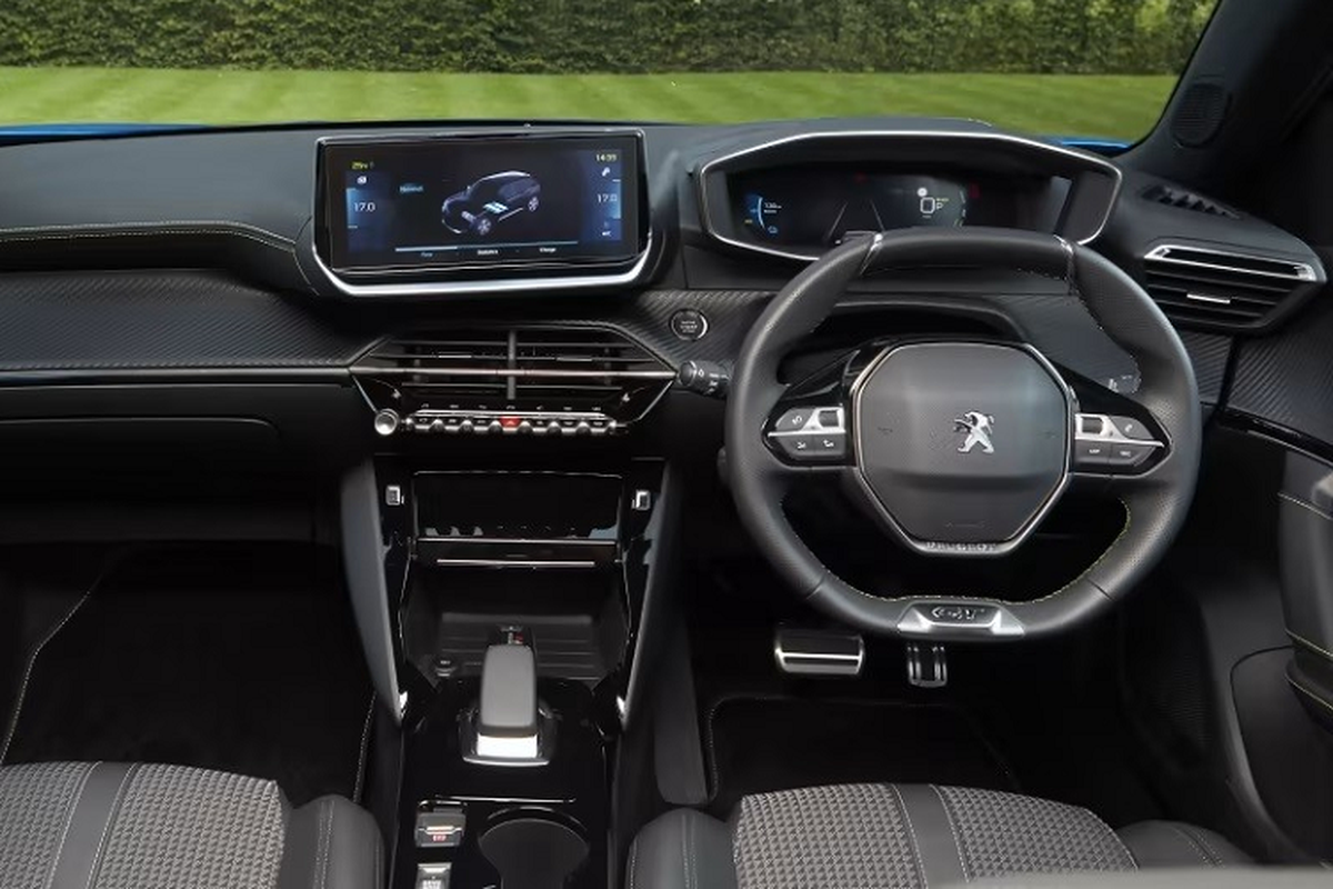 Vành la-zăng của xe có đường kính từ 16 - 18 inch, tùy phiên bản. Bên trong Peugeot e-2008 2023 là không gian nội thất 5 chỗ ngồi và có thiết kế khá nổi bật trong phân khúc SUV cỡ B.