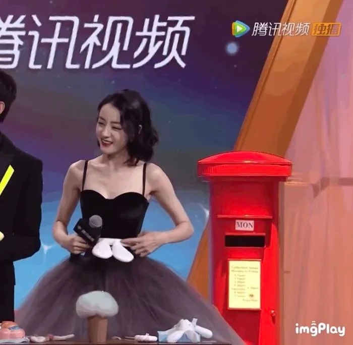 Vòng eo của nữ diễn viên có thể cài vừa băng đô tai thỏ.