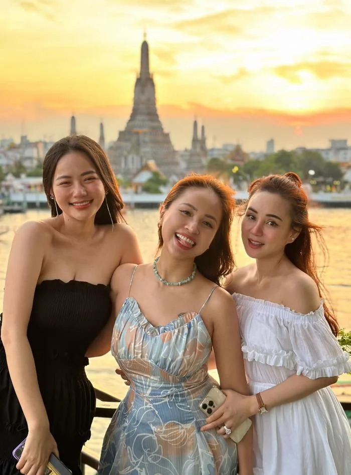 Vân Hugo có nhiều mối quan hệ thân thiết với các sao nữ nổi tiếng trong làng giải trí và được yêu quý bởi tính cách thân thiện, hòa đồng