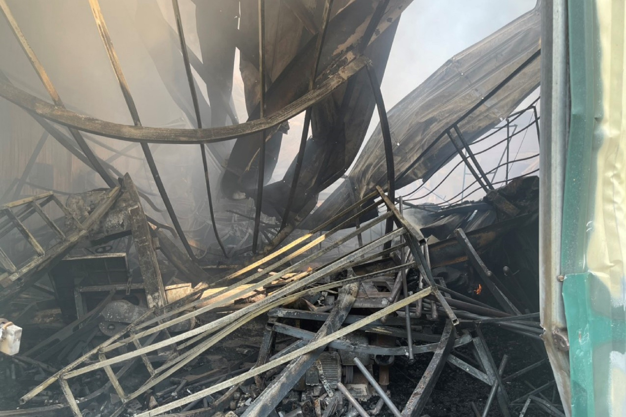 Sau đám cháy, khu nhà xưởng bị thiệu rụi khoảng 1.500m2