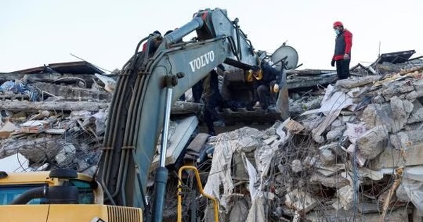 Tìm kiếm và cứu hộ sau trận động đất ở Thổ Nhĩ Kỳ ngày 8-2. Ảnh: Reuters