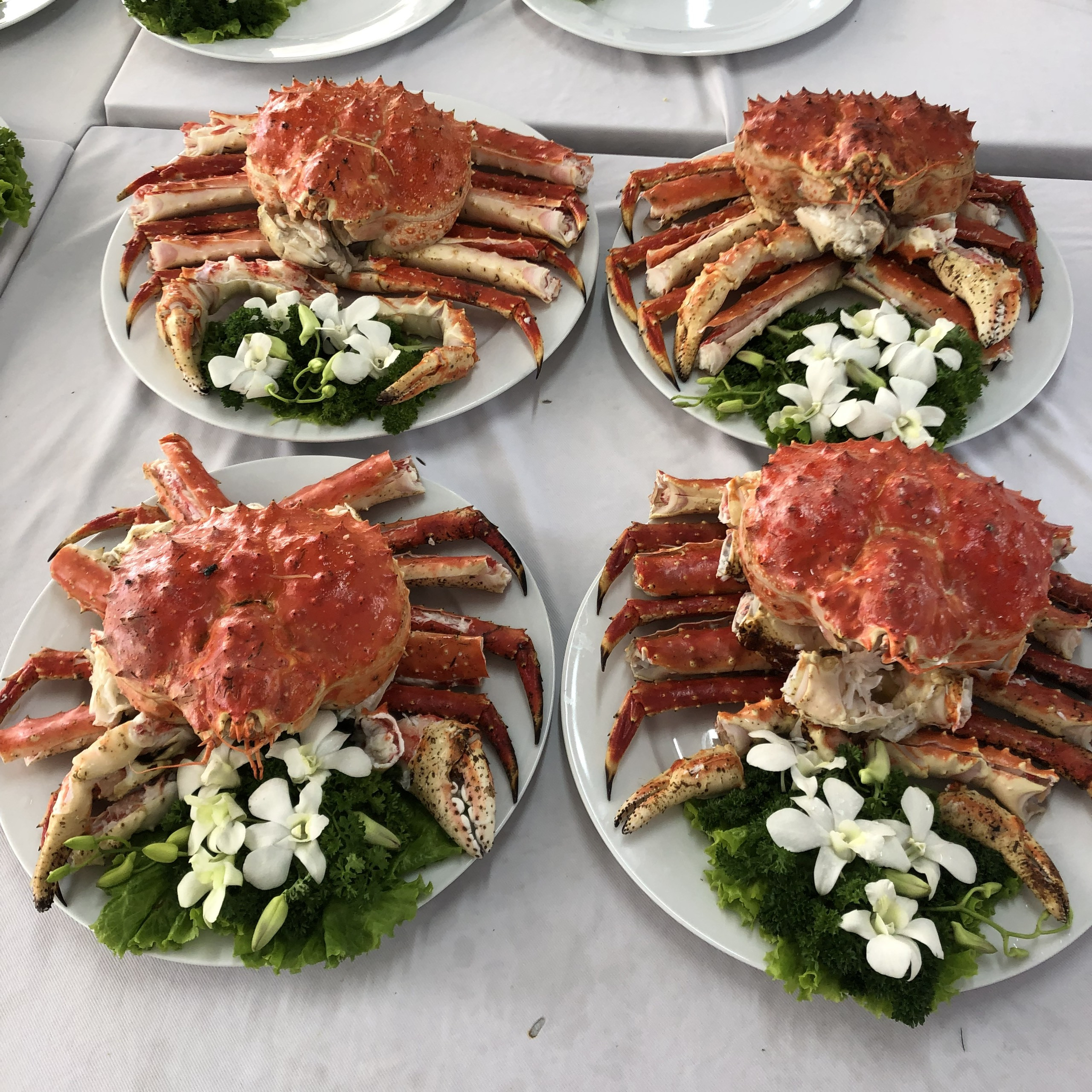 ...và một con cua hoàng đế đã được bóc tách sẵn phục vụ thực khách.