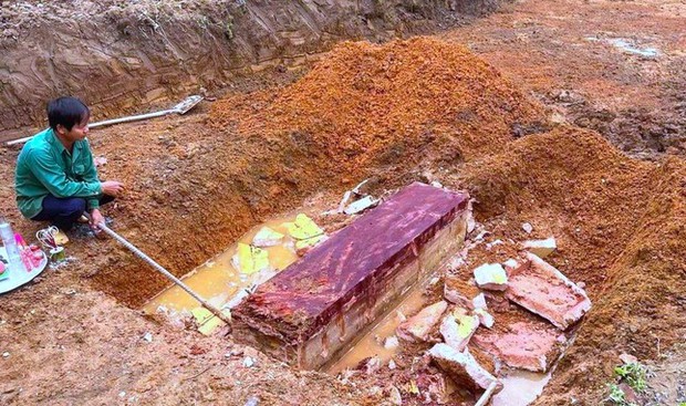 Ngôi mộ được an táng theo kiểu trong quan ngoài quách nghi đã được chôn cất hàng trăm năm. (Ảnh: Việt Cường/NTV).