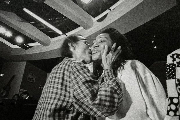 Bức ảnh Trịnh Công Sơn ôm hôn Liz Mitchell - ca sĩ chính của nhóm nhạc Boney M trong lần đầu tiên bà đặt chân đến TPHCM