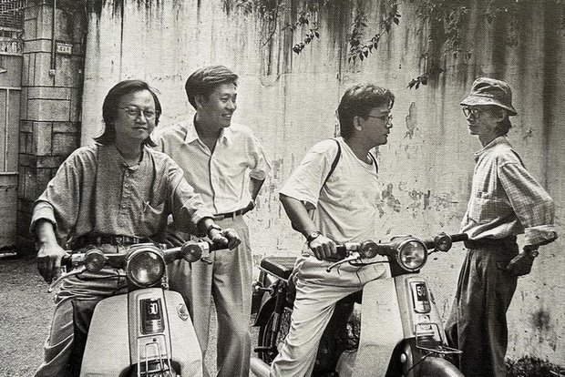 Hình ảnh thư sinh của Trịnh Công Sơn, nhạc sĩ Bảo Phúc, nhạc sĩ Từ Huy và ông Lê Chí Thành tại con hẻm nhà Trịnh Công Sơn. Giờ đây đã được gọi với cái tên thân thương hơn là 