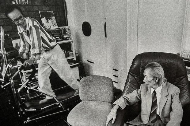 Khi nhạc sĩ Văn Cao đến thăm nhà riêng, Trịnh Công Sơn đã giới thiệu máy tập thể dục với đàn anh của mình